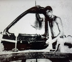 Lifeguard Bill Zimmerman with a door from the doomed Beechcraft C35 Bonanza piloted by Richard E. Rickman. (Chicago Tribune)